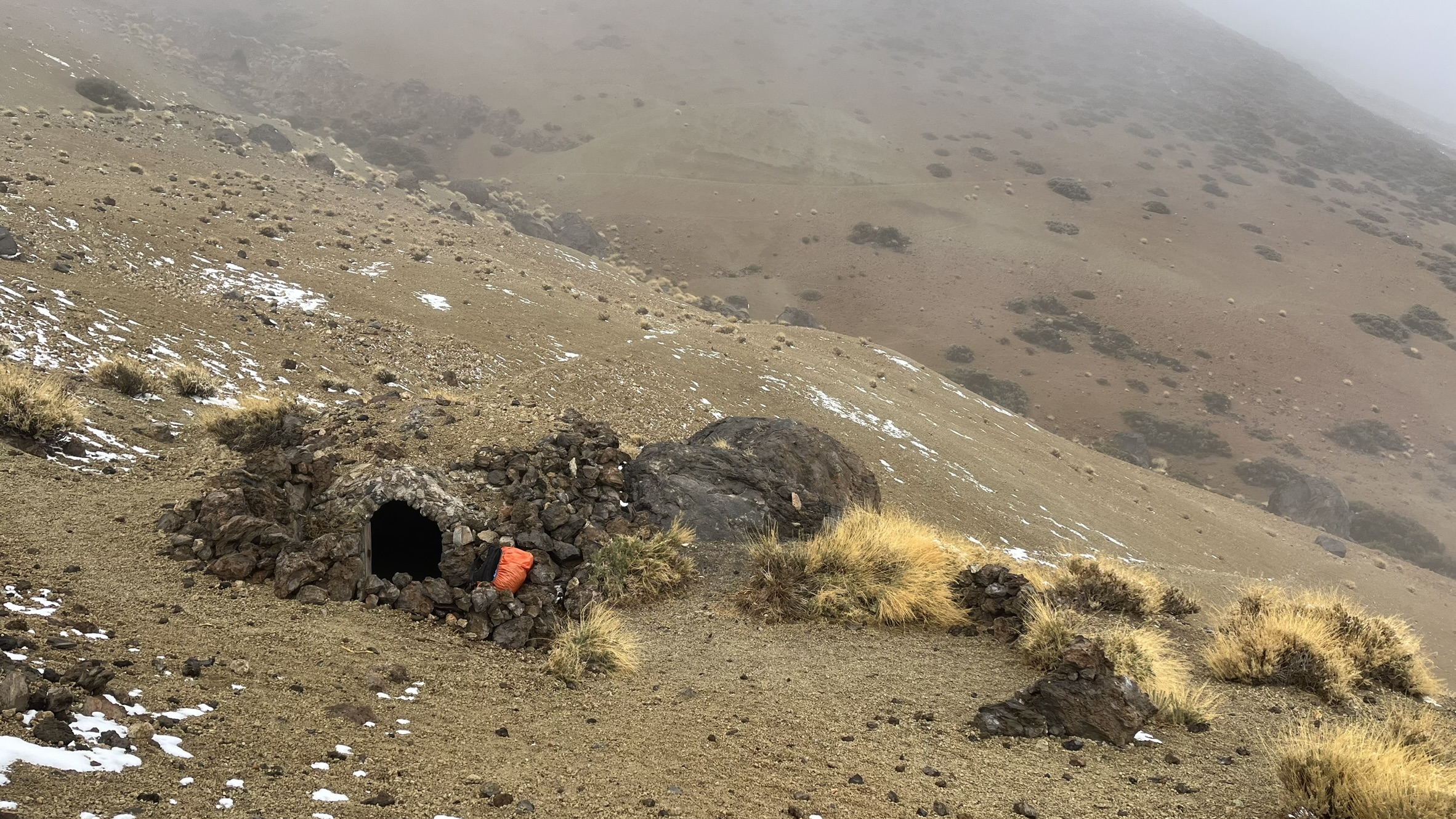 Nocleh v přístřešku na V straně Teide